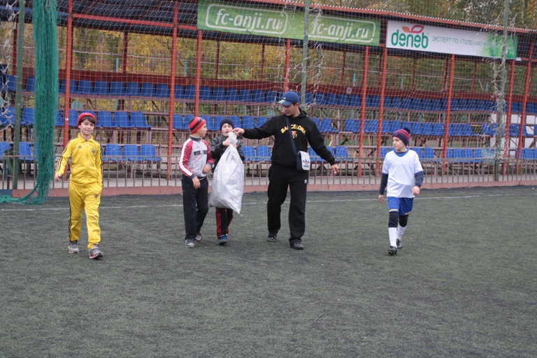 v futbolnoy shkole proshel subbotnik 1