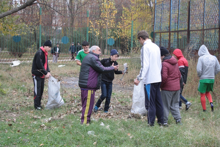 v futbolnoy shkole proshel subbotnik 2
