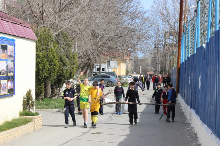 v futbolnoy shkole proshel subbotnik 8