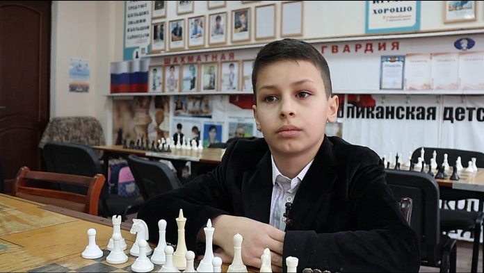 Герой нашего фильма – Магомедкамиль Магомедов – чемпион СКФО по шахматам.
